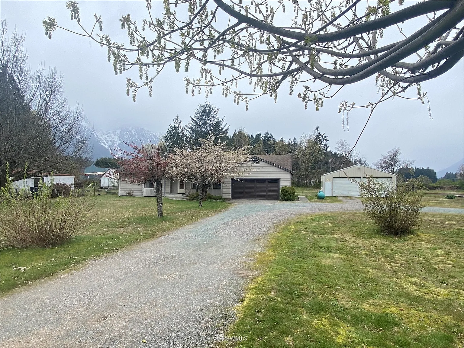 1035 N Emens Avenue photo 1