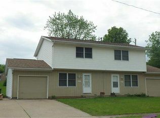 3041 Sunburst Dr, Bettendorf, IA 52722