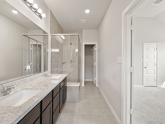 Double sinks in owner s bath