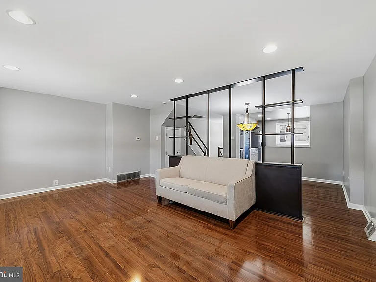 1135 W Thompson St — Photo 5