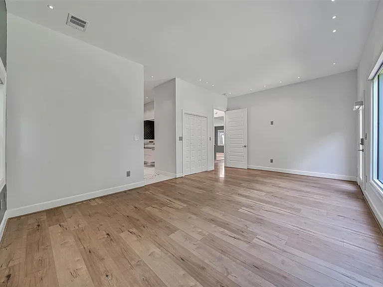2206 Saxon Dr — Photo 23