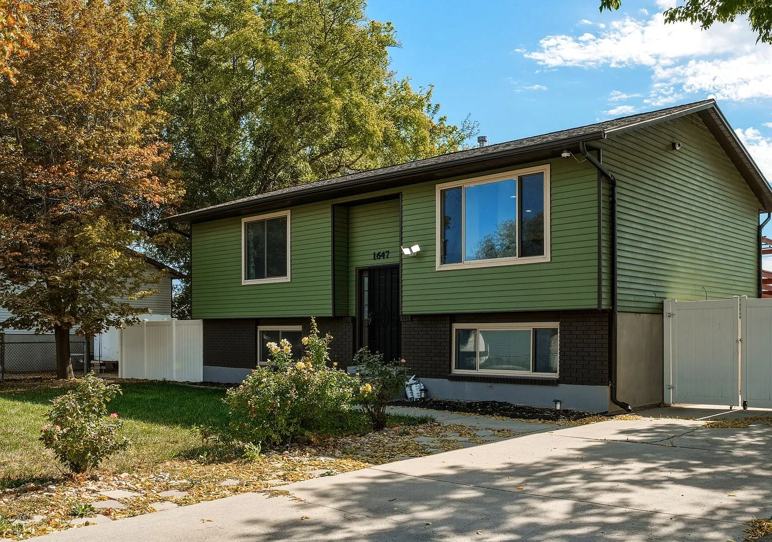 Cozy 5 Bed West Jordan Home in Prime Location! — Photo 1