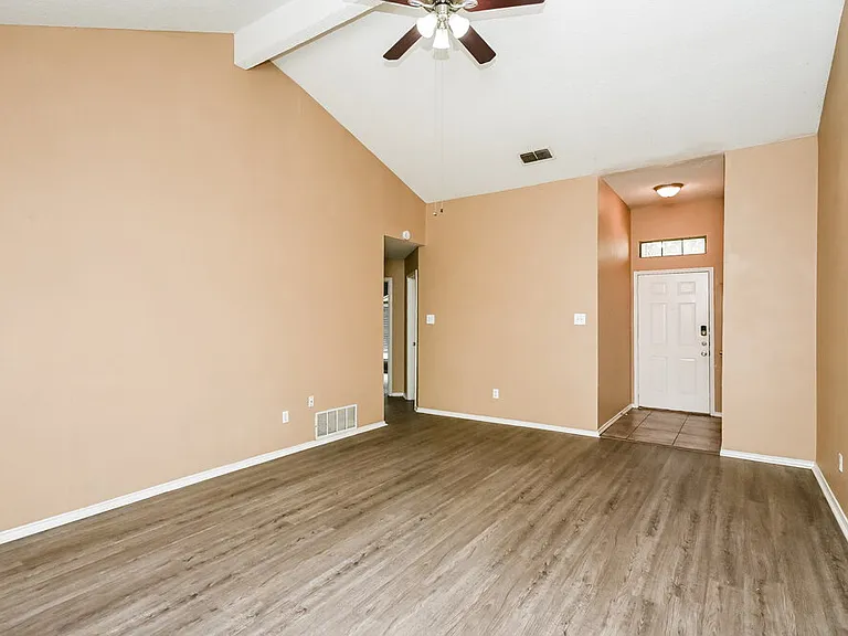 829 Minuteman Dr — Photo 3