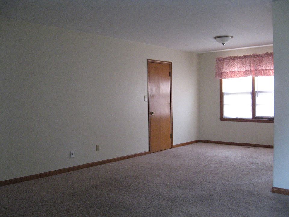 2nd image of 10107 W 89th St