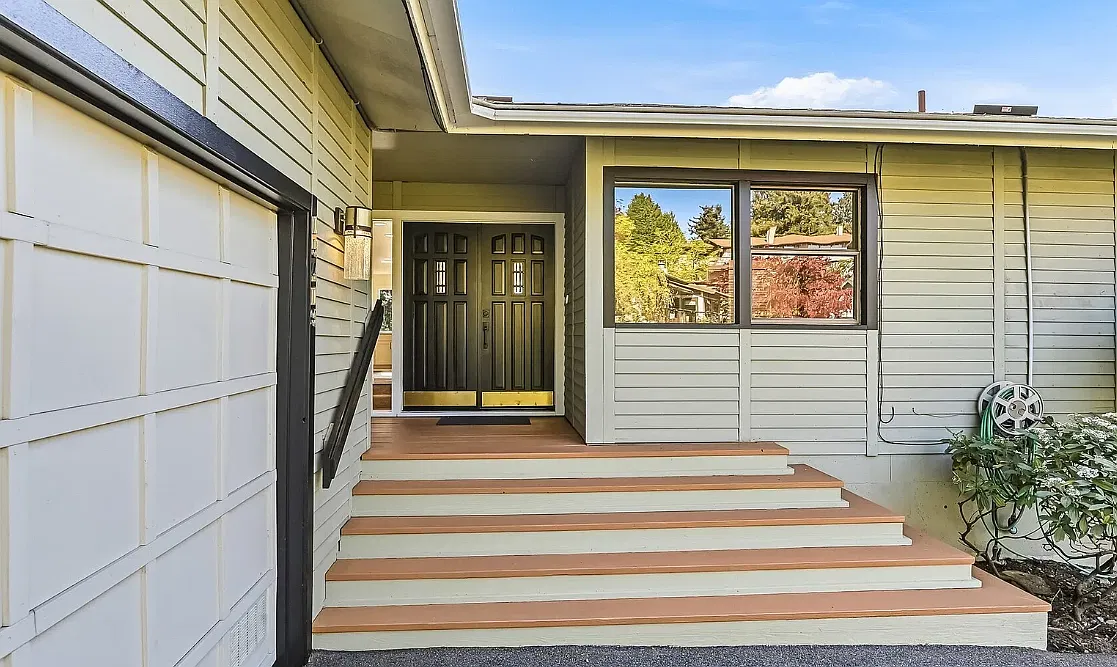 4 bed, 2.5 bath, 3250 sqft, $5,500 — Photo 1