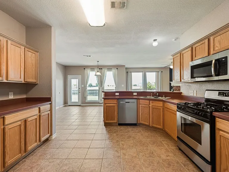2200 Fieldcrest Dr — Photo 4
