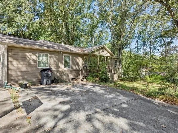 5800 Crabapple Dr SW, Mableton, GA 30126