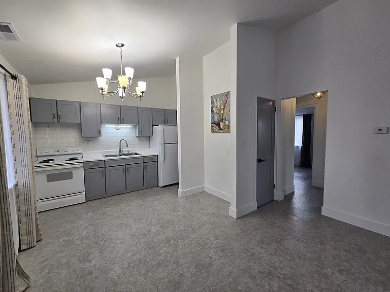 447 Zahn Dr #C — Photo 4