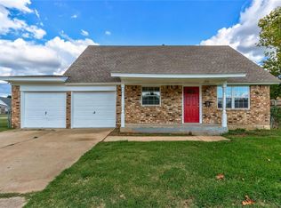 1016 NW 7th St, Moore, OK 73160
