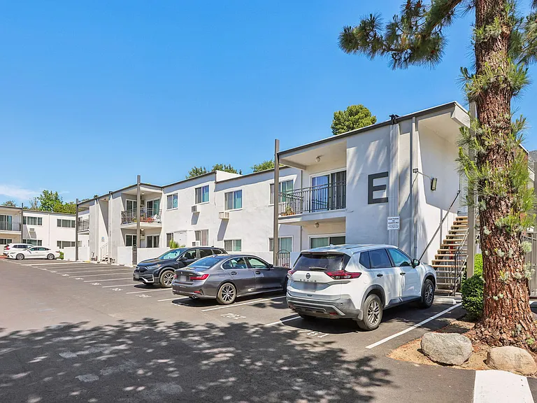 Summit La Crescenta — Photo 30