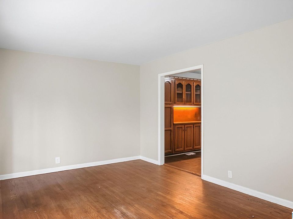 10th image of 909 Winchester Dr