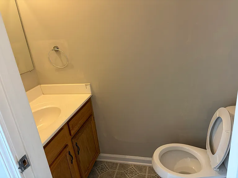 100 Laurel Ln — Photo 3