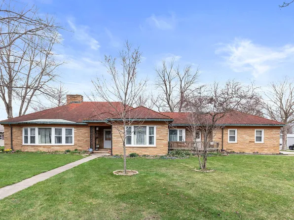 435 W Station St, Saint Anne, IL 60964