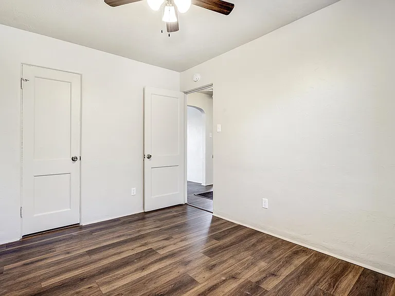 Updated, Spacious, 2 bedroom End Unit w/ Garage & Yard Close to UNM — Photo 11