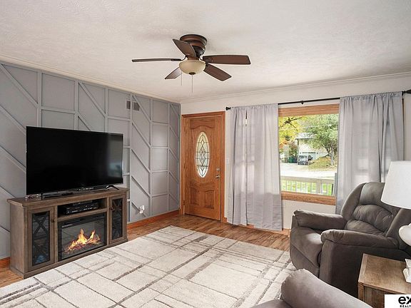 3rd image of 212 Lois Ln
