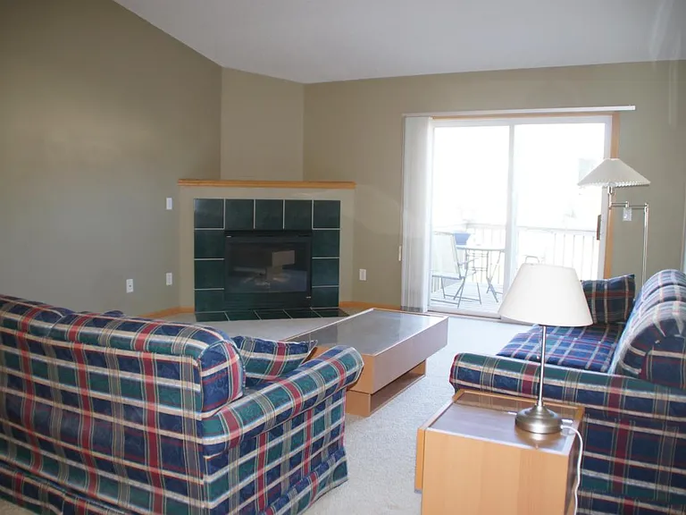 Large living room! Gas fireplace