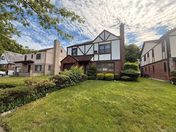 85-22 218th Street, Hollis Hills, NY 11427