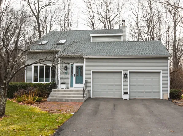 10 Old Village Ln, Unionville, CT 06085