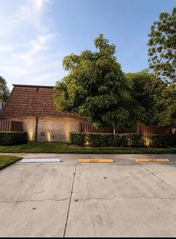 1421 14th Ln — Photo 1