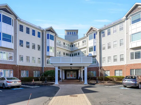 1 King Philip Drive #211, West Hartford, CT 06117