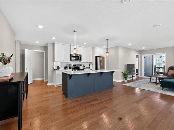 2202 SW Osage Dr, Lees Summit, MO 64082