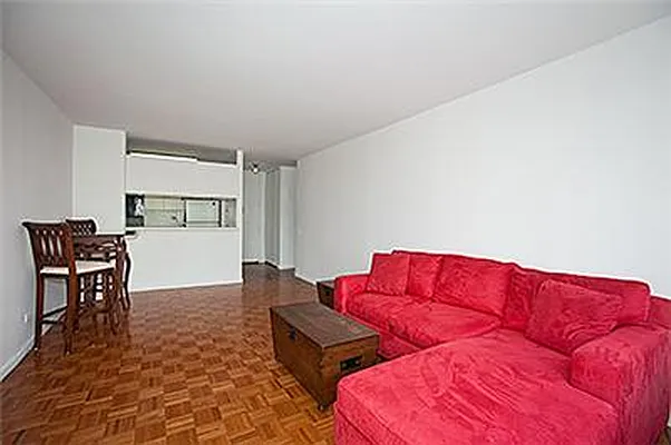 Sold by R New York | media 9