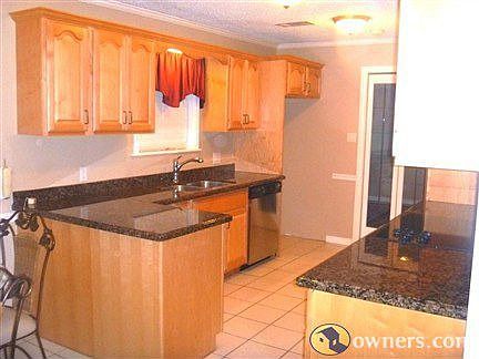Kitchen maple cabinets, stainless appliances