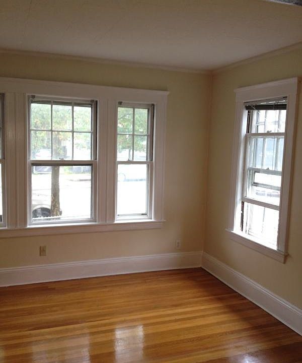 2nd image of 995 Broadway