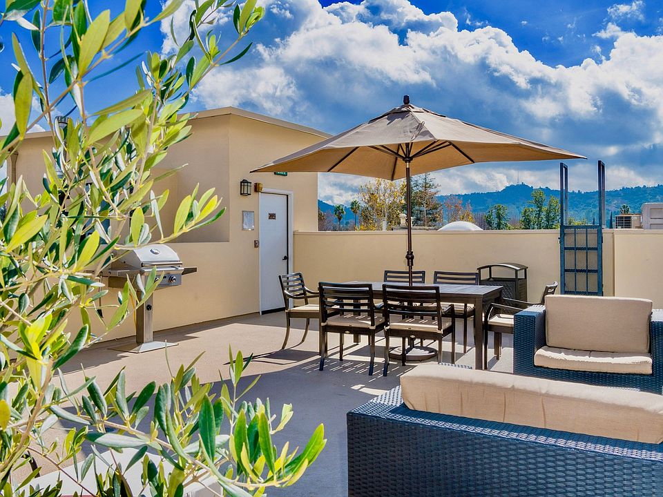 Rooftop-dining area and sitting area