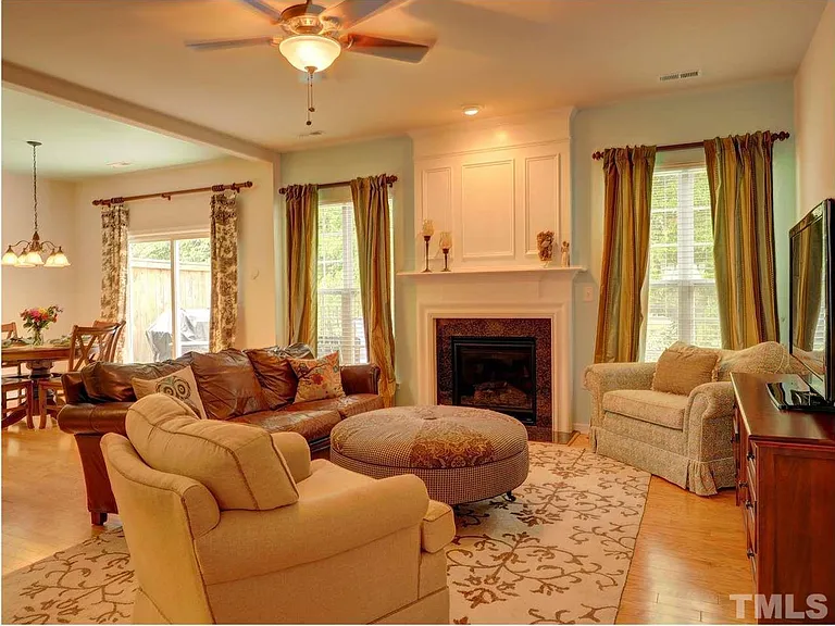516 Dyersville Dr — Photo 3