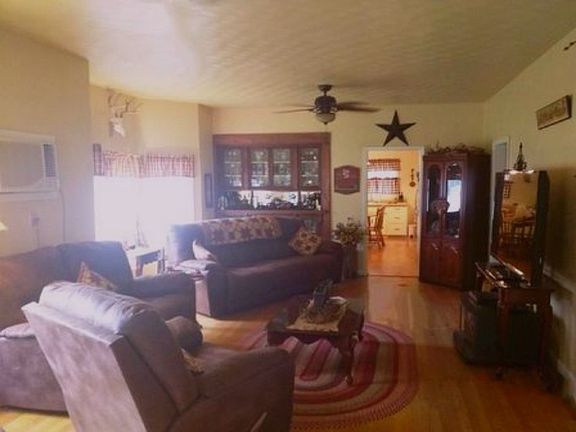  Large Family & Dining Room