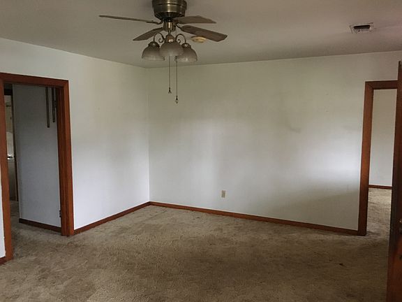 3rd image of 715 Elm St
