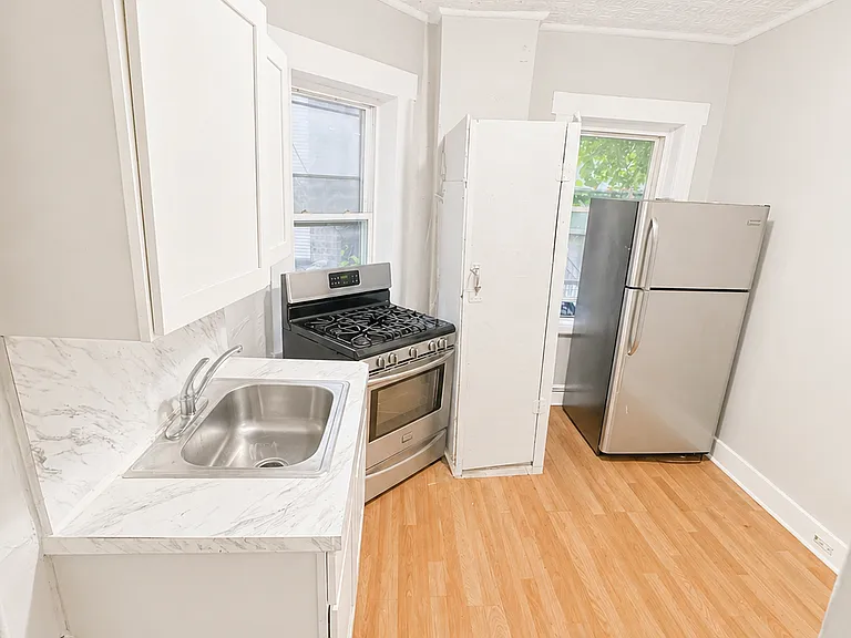 773 E 19th St #B1 — Photo 4