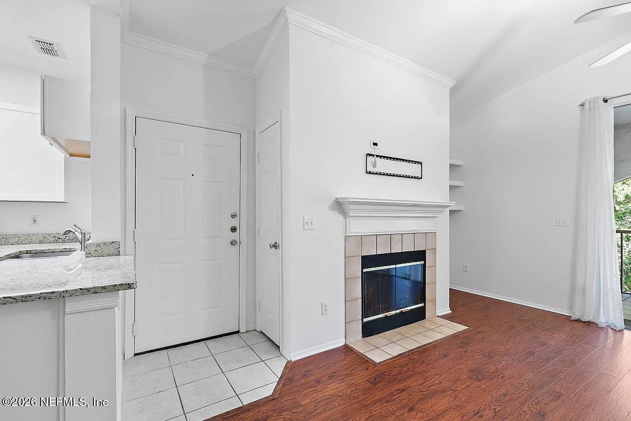 2 bed, 2.0 bath, 1065 sqft, $1,950 — Photo 3