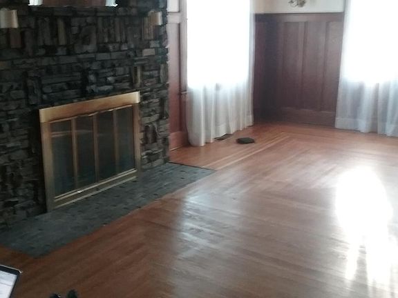 Living room w fire place