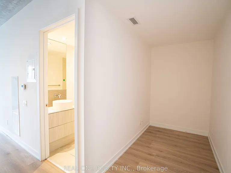 161 Roehampton Ave #318 — Photo 3