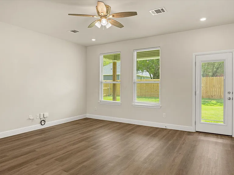 2414 Forest Hill Ln — Photo 12