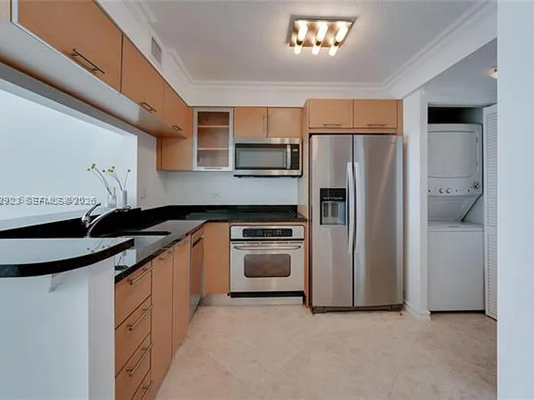 31 SE 5th St #3306 — Photo 7