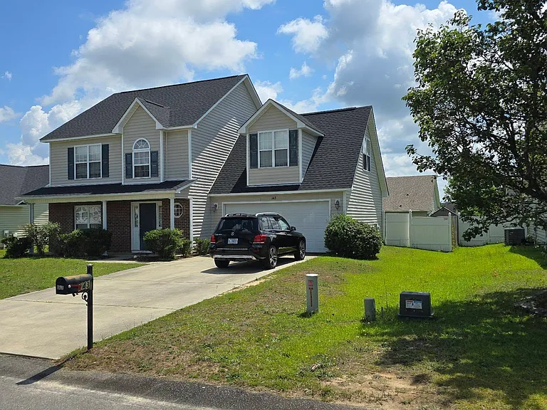 143 Bennington Dr — Photo 2