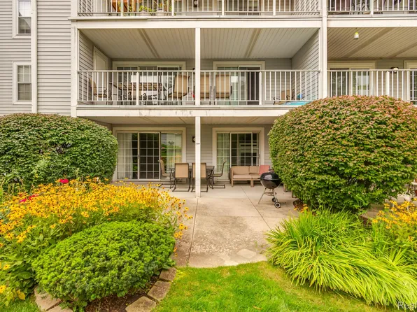 3553 Port Cove Dr APT 33, Waterford, MI 48328
