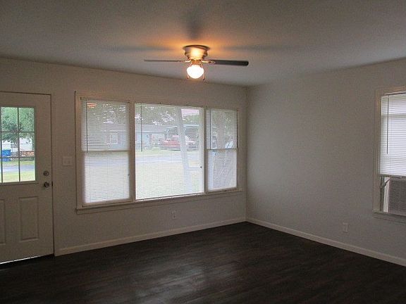 2nd image of 1421 E Corpus Christi St