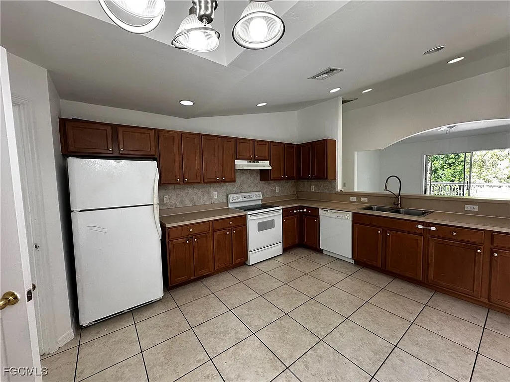 3 bed, 2.0 bath, 1305 sqft, $1,700 — Photo 3