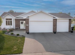 4917 Fountainblue Dr, Bismarck, ND 58503