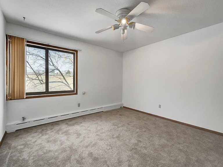 4320 36 1/2 St W — Photo 9