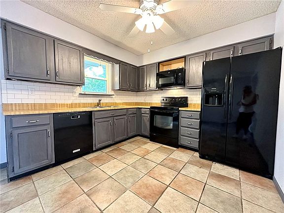 5th image of 512 NE Park Dr