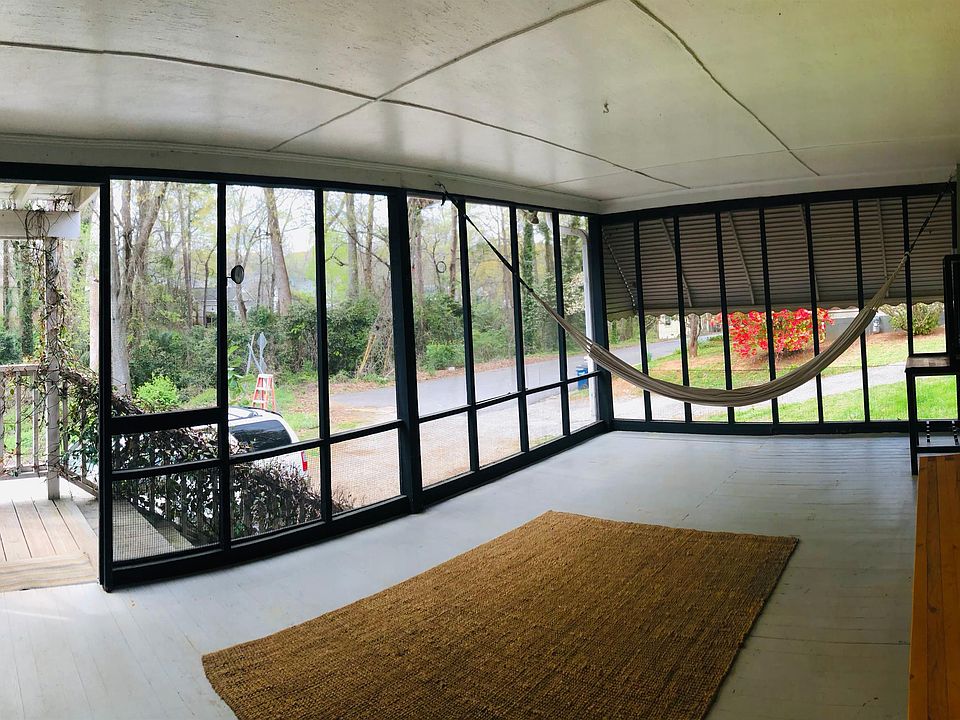 Best Screened Porch in Boulevard!