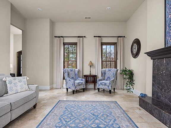 5th image of 204 Ashlawn Ct
