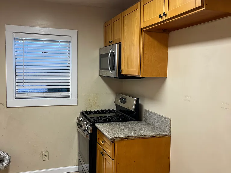 1148 1/2 E Arcadia Ct — Photo 2