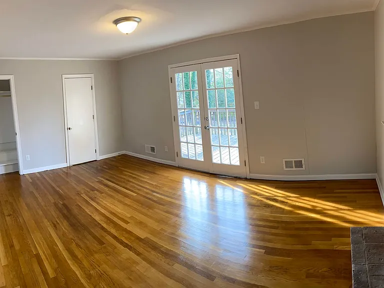 130 Yorkshire Cir — Photo 4