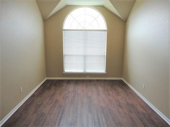 4th image of 405 Taos Ct E